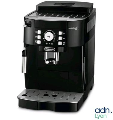 gros plan d'une machine à café sur fond blanc