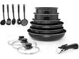 un ensemble de casseroles et poêles noires sur fond blanc