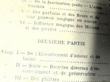 un gros plan sur une page de livre sur laquelle figure une horloge