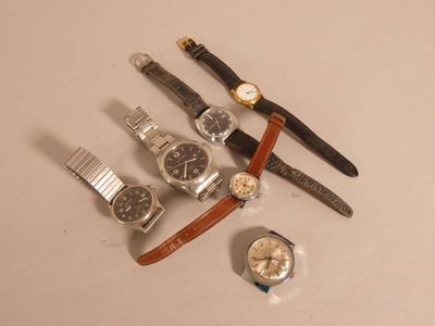 un grand nombre de montres posées sur une table