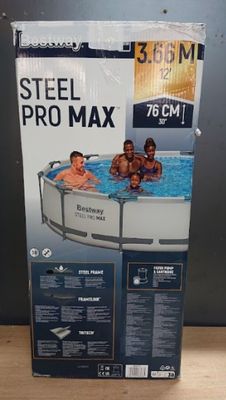 une image représentant une boîte sur laquelle figure une photo d'une famille dans la piscine
