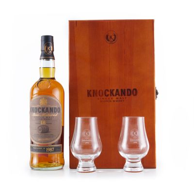 une boîte en bois contenant deux verres et une bouteille de Krockando