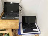 deux ordinateurs portables posés sur une petite table