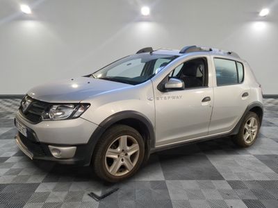 La Dacia argentée est garée dans une pièce au sol carrelé en damier