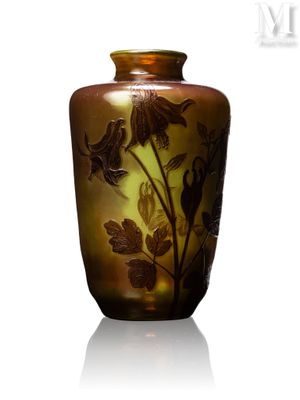 un vase avec un motif floral sur une surface blanche