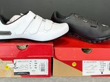 deux paires de chaussures posées sur une boîte