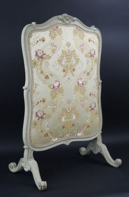 une image représentant une chaise blanche ornée d'un motif floral