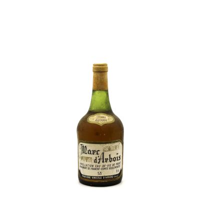 un gros plan d'une bouteille d'alcool sur fond blanc