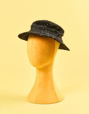 une tête de mannequin coiffée d'un chapeau