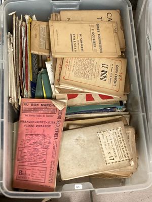 un bac en plastique rempli d'une multitude de vieux livres