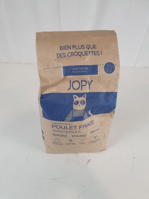 un sac de nourriture pour chat posé sur une surface blanche