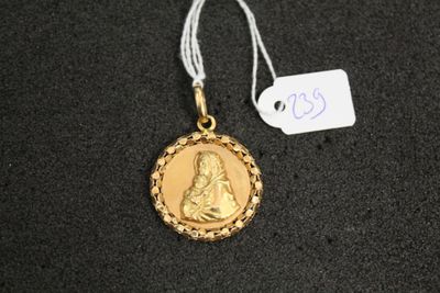 un gros plan d'une médaille d'or à laquelle est attachée une étiquette
