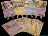 un lot de cartes posées sur une table