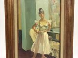 une peinture à l'huile représentant une femme en robe blanche debout devant un miroir