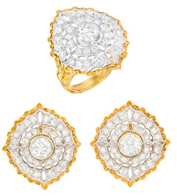 un ensemble composé de trois bagues en or et diamants et d'une bague