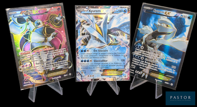 Trois types différents de cartes Pokémon sont représentés sur un fond noir