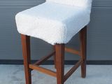 un tabouret blanc avec une assise moelleuse posé sur un trottoir