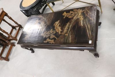 table basse en bois laqué, travail dans le gout de l'Asie.