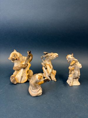 trois figurines d'animaux sont disposées sur un fond bleu
