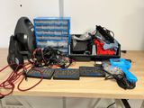 un bureau sur lequel se trouvent un clavier, une souris et d'autres appareils électroniques
