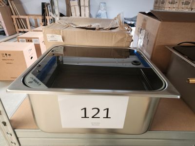 beaucoup de cartons qui se trouvent sur les étagères