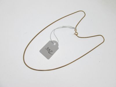 gros plan d'un collier auquel est attachée une étiquette