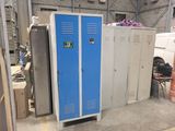 deux casiers dans un entrepôt dont la porte est bleue