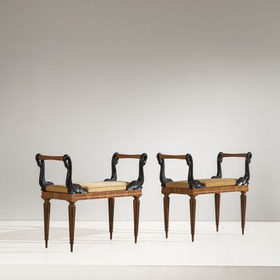 deux chaises en bois, avec des accoudoirs et des pieds, sont posées sur une surface blanche