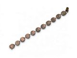 un bracelet en argent et en or orné de perles ovales