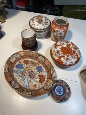 de nombreuses assiettes et tasses différentes sur la table