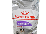 un sac de croquettes Royal Canin pour chiens stérilisés sur fond blanc