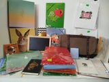 une table sur laquelle se trouvent de nombreux objets, notamment un sac à main, des livres et d'autres objets