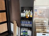 une pièce où l'on trouve de nombreuses essences de bois différentes