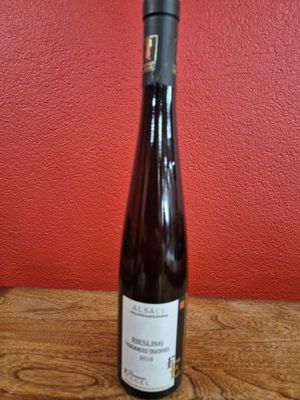 une bouteille de vin posée sur une table