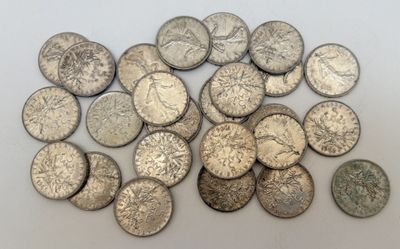 gros plan d'une pile de pièces d'argent sur une surface blanche