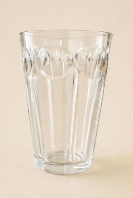 un verre en verre transparent posé sur une table