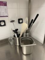 Un lot inox comprenant une étagère, bacs gastro et quelques … (photo 3)