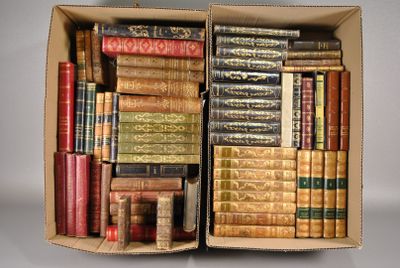 une boîte remplie de vieux livres posée sur une table