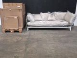 un canapé et une boîte dans une pièce aux murs noirs