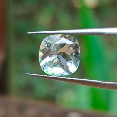 un gros plan d'un diamant tenu par une pince