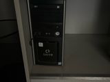 un ordinateur sur un bureau avec un clavier et une souris