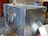 une machine posée sur le sol d'une pièce