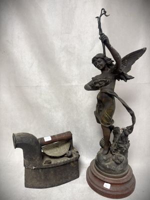 une statue représentant une femme tenant une épée à côté d'une boîte