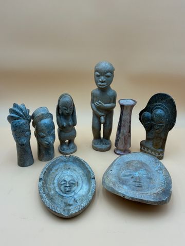 Art d’Afrique : ensemble de 5 sujets en pierre, joint un vase, un
