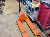 un chariot élévateur et une palette dans un garage