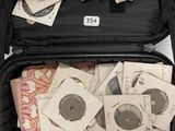 une valise remplie d'argent et de billets posée sur une table