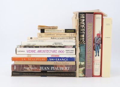 plusieurs livres empilés sur une table