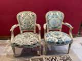 paire de chaises anciennes avec un rembourrage bleu et blanc, rembourré, rembourré, rembourré, rembourré, rembourré, rembourré, rembourré, rembourré