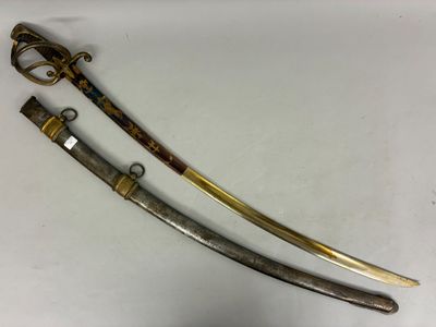 une paire d'épées avec des poignées en laiton et une poignée en bois