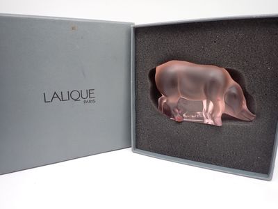 LALIQUE, cochon en verre signature à la base, L : 10cm, dans sa boîte, - Photo 1